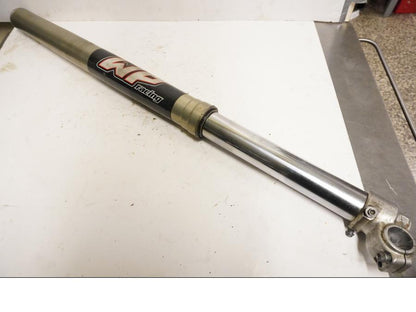 Framsidan på Gaffelben från en Husaberg FE 02 -2004 motorcykel.