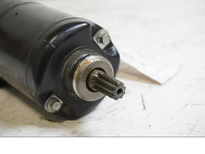 Baksidan på Startmotor från en Yamaha FZ-S 600 -1998 motorcykel.