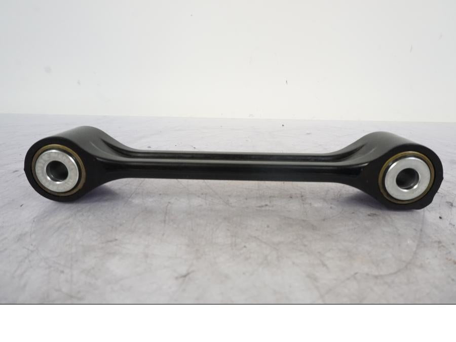 Snett uppifrån på Länkarm från en KTM 1290 Super Duke R -2023 motorcykel.