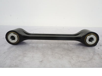 Snett uppifrån på Länkarm från en KTM 1290 Super Duke R -2023 motorcykel.