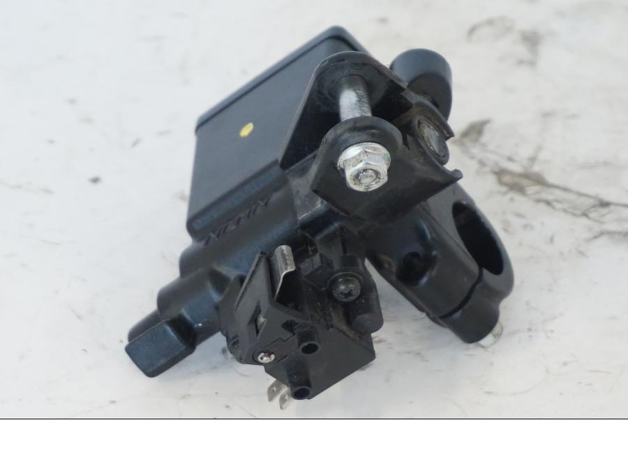 Vänster sida på Bromshuvudcylinder från en Honda SH 300 A -2011 scooter.