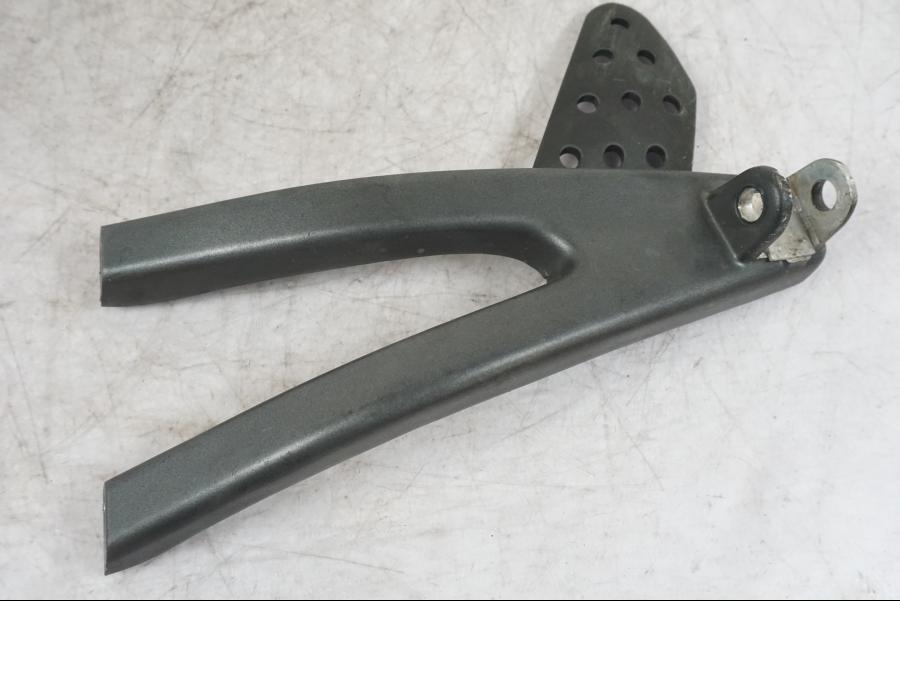 Framsidan på Fotpinnefäste från en Buell 1125 R -2008 motorcykel.