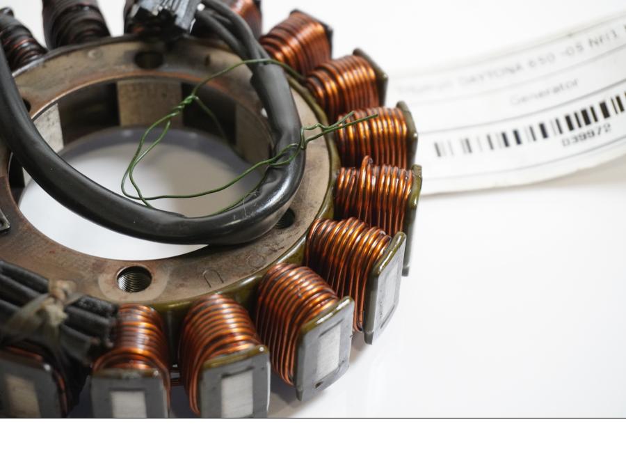 Baksidan på Generator från en Triumph Daytona 650 -2005 motorcykel.