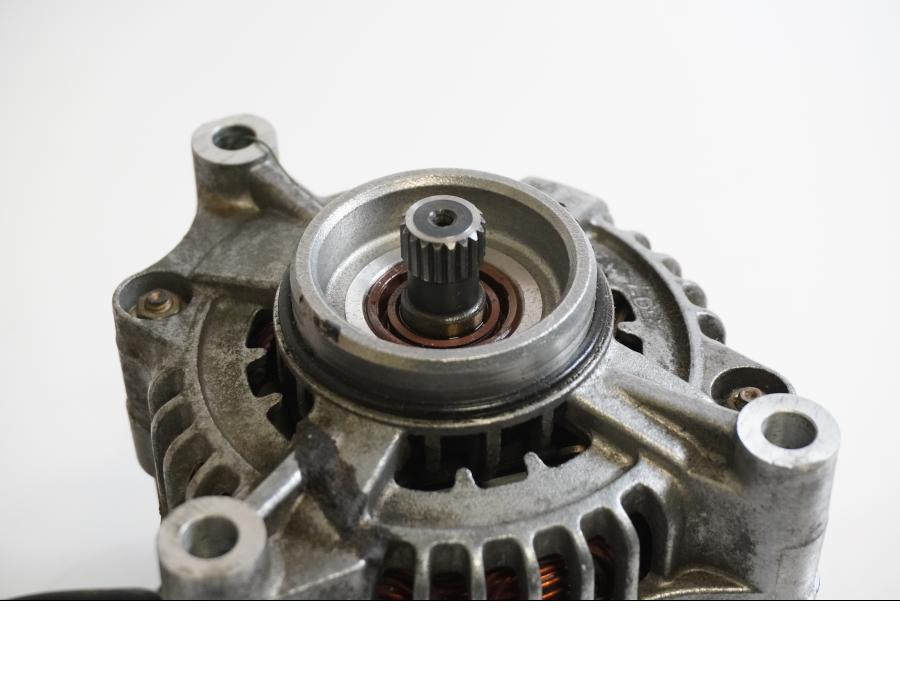 Baksidan på Generator från en Suzuki RF 600 R -1993 motorcykel.