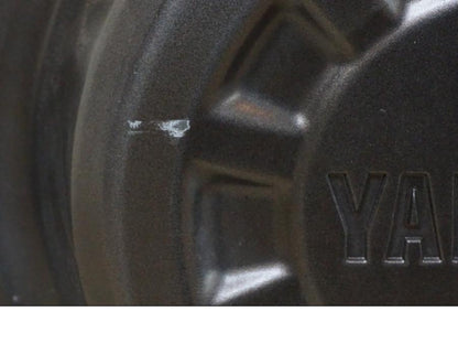 Höger sida på <p>Motor från Yamaha XT 1200 Z ABS 2011.</p>

<p>Uppstartad och varmkörd utan anmärkningar.</p>

<p>Finns mindre slitage av lack, repor och ärgat se bilder.</p>

<p>Motornummer: P401E-008770.</p>

<p>Effekt: 80kw / 108hk.</p>

<p>Miltal: 2449 Mil.</p>

<p>Laddar: 14,2V.</p> motorcykel.