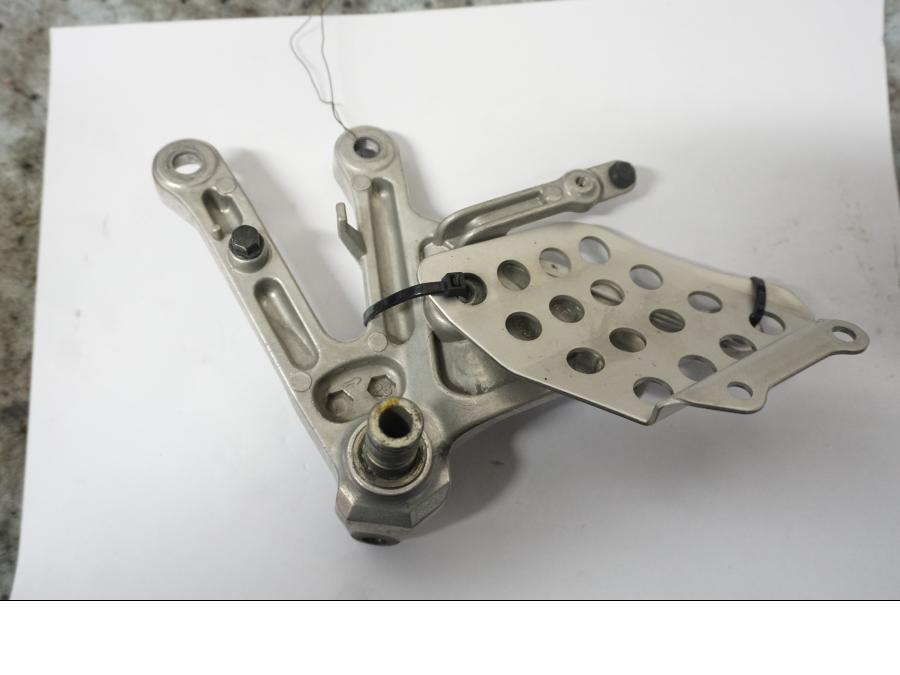 Baksidan på Fotpinnefäste från en Honda CBR 1000 RR -2007 motorcykel.