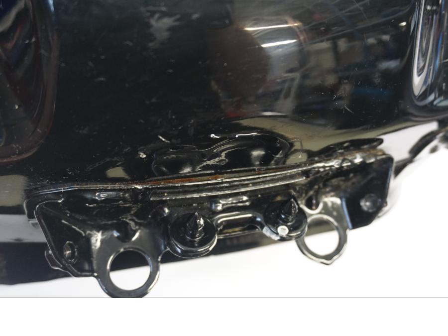 Snett uppifrån på Bensintank från en KTM 125 Duke -2017 motorcykel.