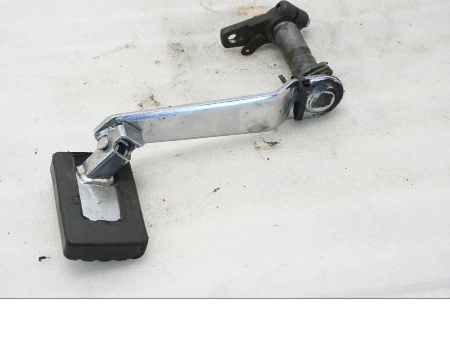 Höger sida på Bromspedal från en Yamaha XVZ 13TD -1999 motorcykel.