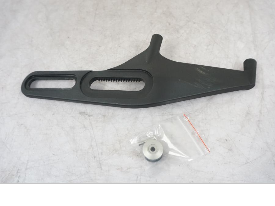 Framsidan på Vindrutefäste från en KTM 1290 Super Adventure S -2022 motorcykel.