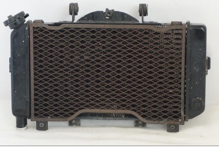 Baksidan på Vattenkyl från en Yamaha TDM 850 -1998 motorcykel.