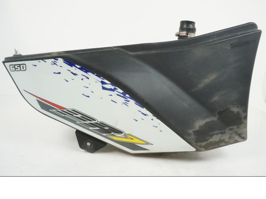 Baksidan på Bensintank från en AJP PR7 -2021 motorcykel.