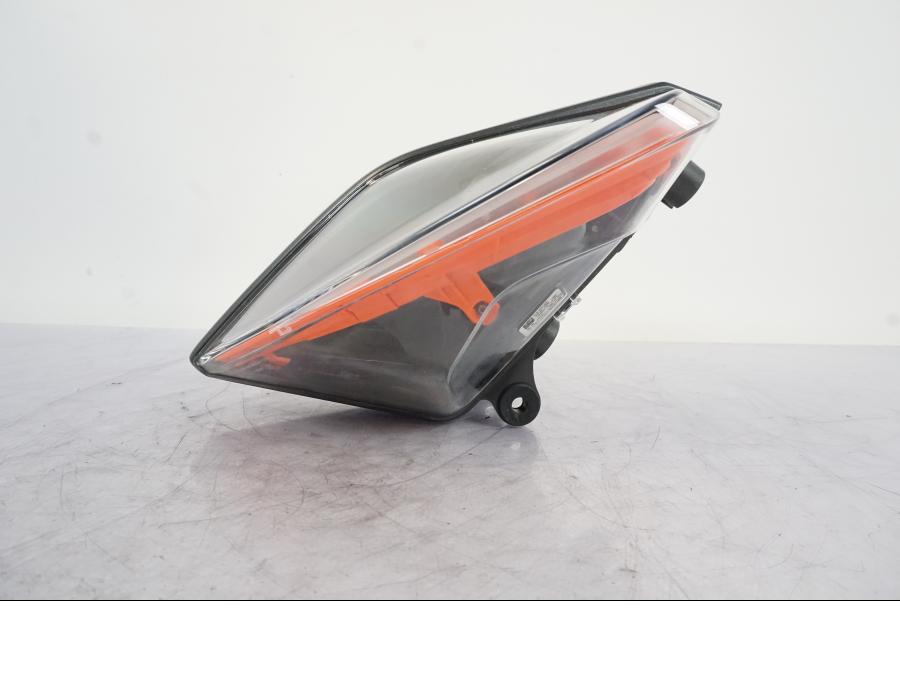 Snett nerifrån på Strålkastare från en KTM 1290 Super Duke -2019 motorcykel.