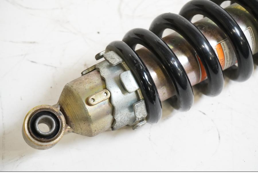 Baksidan på Stötdämpare från en Suzuki VL 800 -2004 motorcykel.