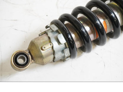 Baksidan på Stötdämpare från en Suzuki VL 800 -2004 motorcykel.