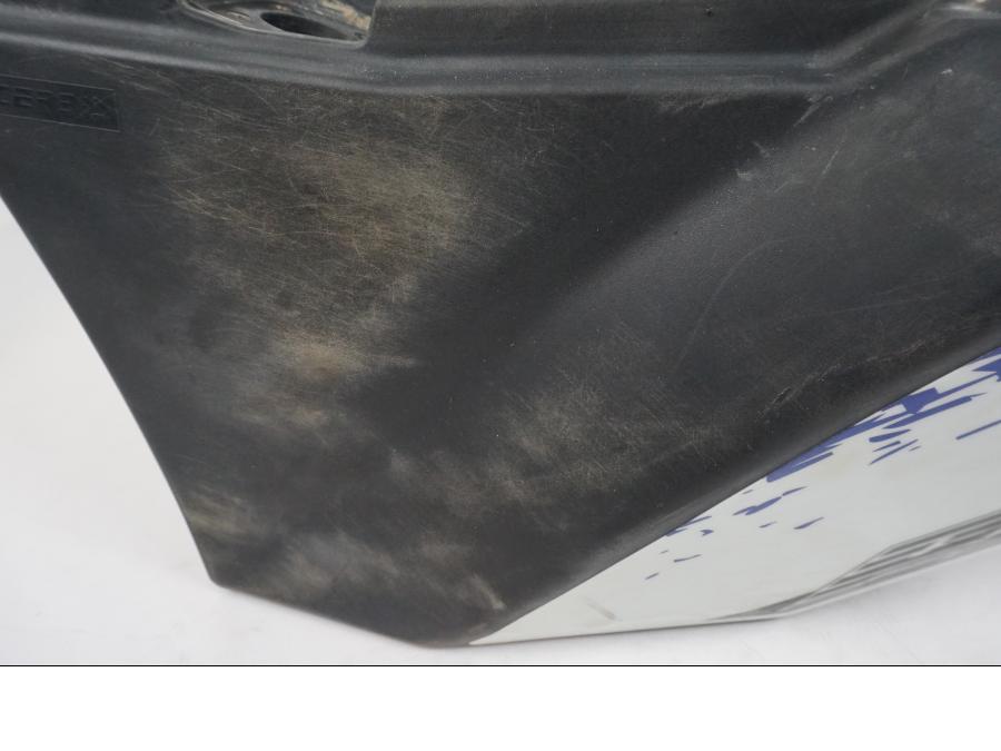 Snett uppifrån på Bensintank från en AJP PR7 -2021 motorcykel.