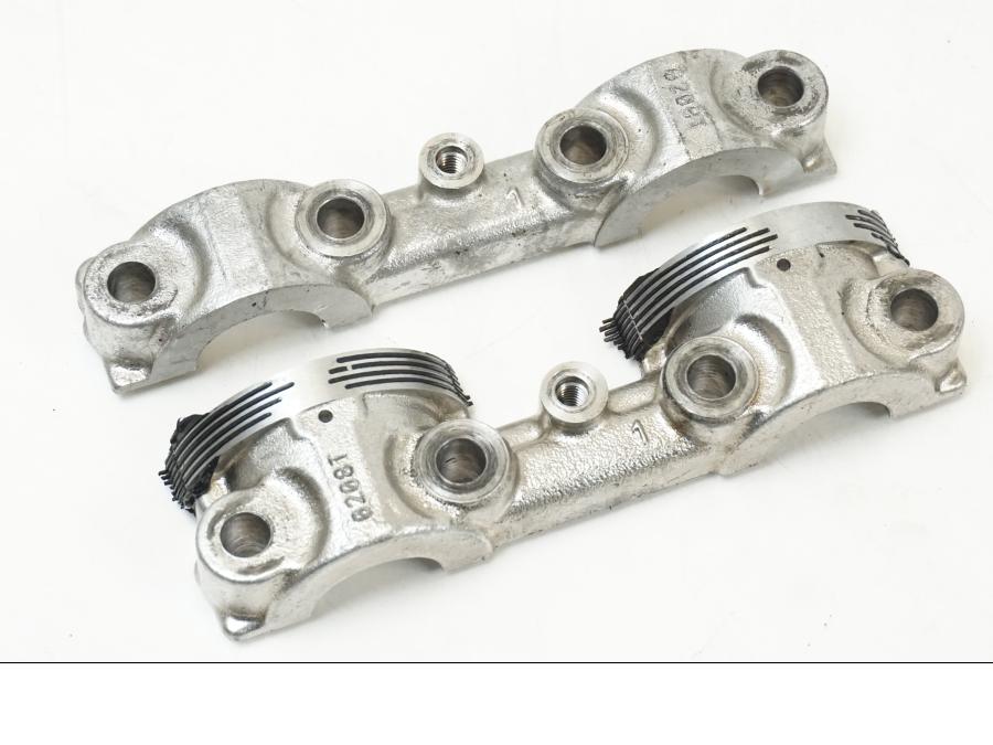 Vänster sida på Topplock från en Ducati Hyperstrada -2013 motorcykel.