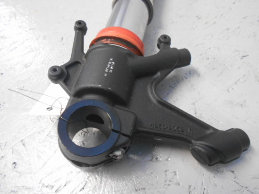 Vänster sida på Gaffelben från en KTM 1290 Super Duke -2018 motorcykel.