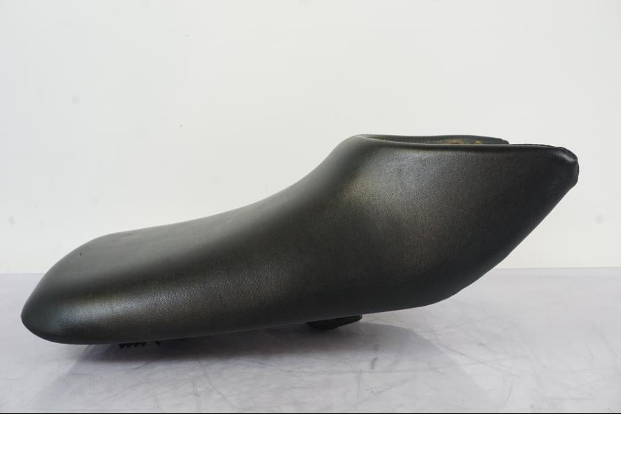 Snett nerifrån på Sadel från en Honda CBR 125 R -2006 motorcykel.