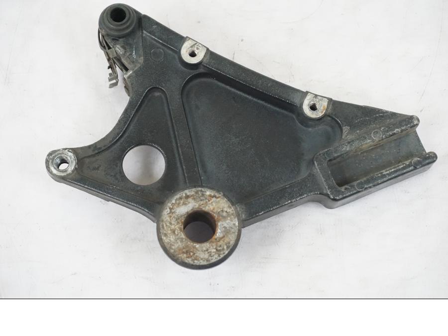 Framsidan på Bromsoksfäste från en Honda CB 750 -1996 motorcykel.