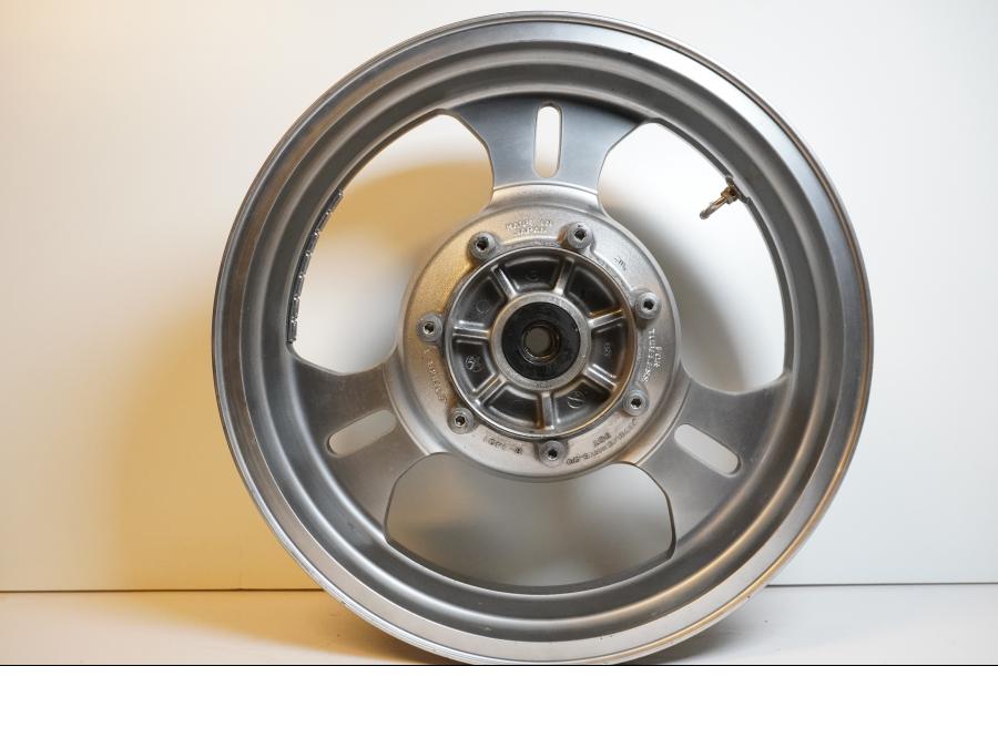 Framsidan på Fälg från en Kawasaki VN 1600 Mean Streak -2004 motorcykel.