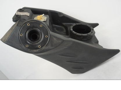 Framsidan på Bensintank från en BMW F 650 CS -2002 motorcykel.