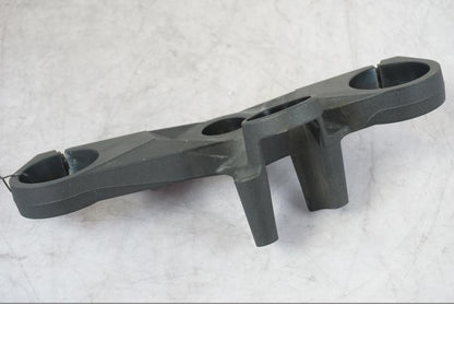 Snett nerifrån på Gaffelkrona från en Kawasaki ZX-10R -2008 motorcykel.