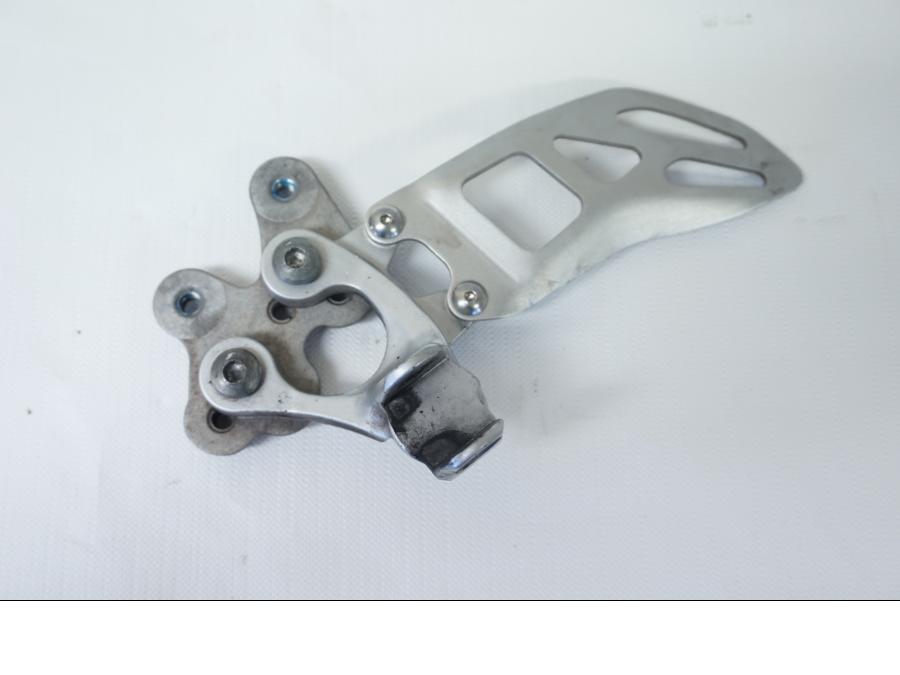 Framsidan på Fotpinnefäste från en Suzuki GSX-R 1000 -2009 motorcykel.