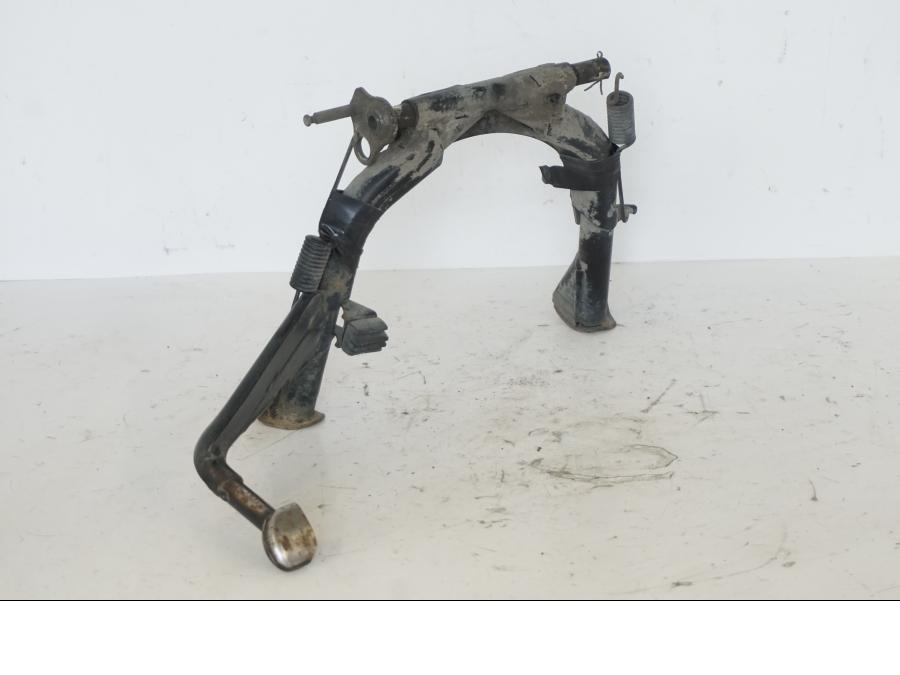 Baksidan på Centralstöd från en Honda SH 300 A -2011 scooter.