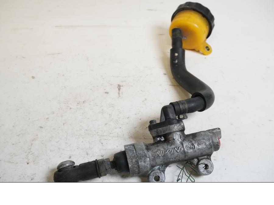 Framsidan på Bromshuvudcylinder från en Honda CBR 900 RR -2003 motorcykel.