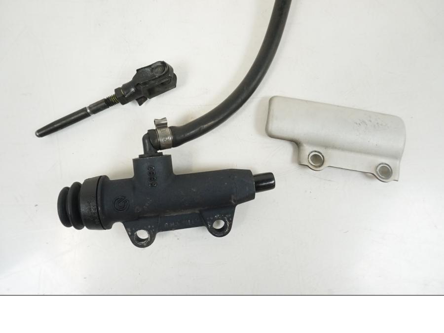 Baksidan på Bromshuvudcylinder från en BMW F 650 CS -2002 motorcykel.