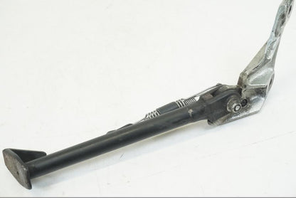 Snett uppifrån på Sidostöd från en Ducati Hyperstrada -2013 motorcykel.