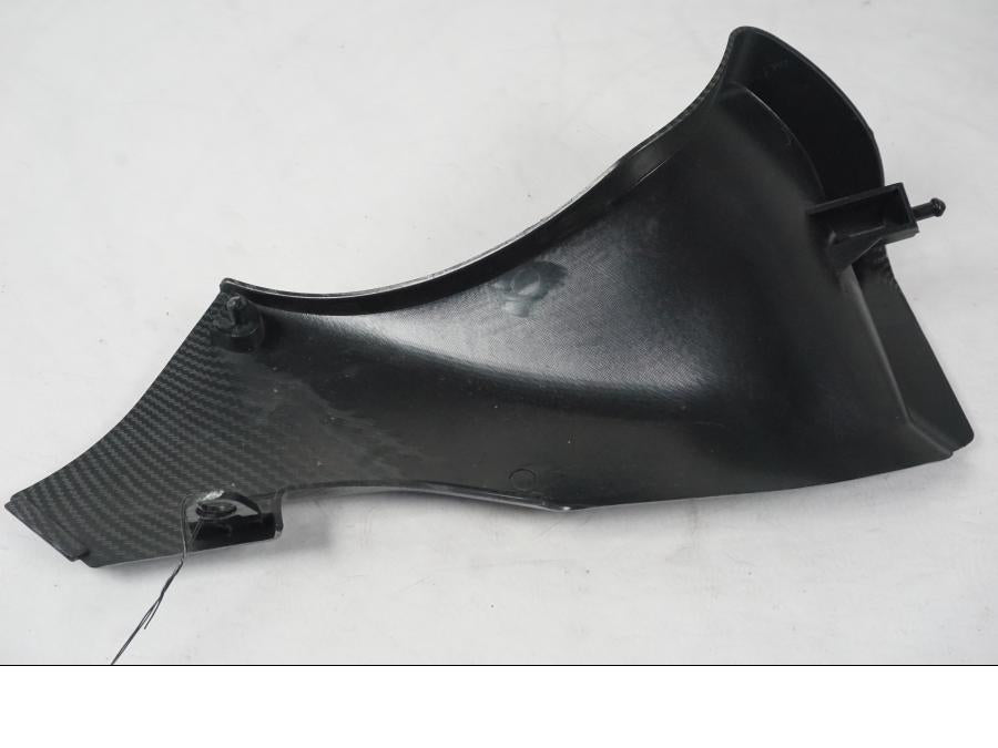 Snett nerifrån på Instrumentpanelkåpa från en Kawasaki ZX-6R -2005 motorcykel.