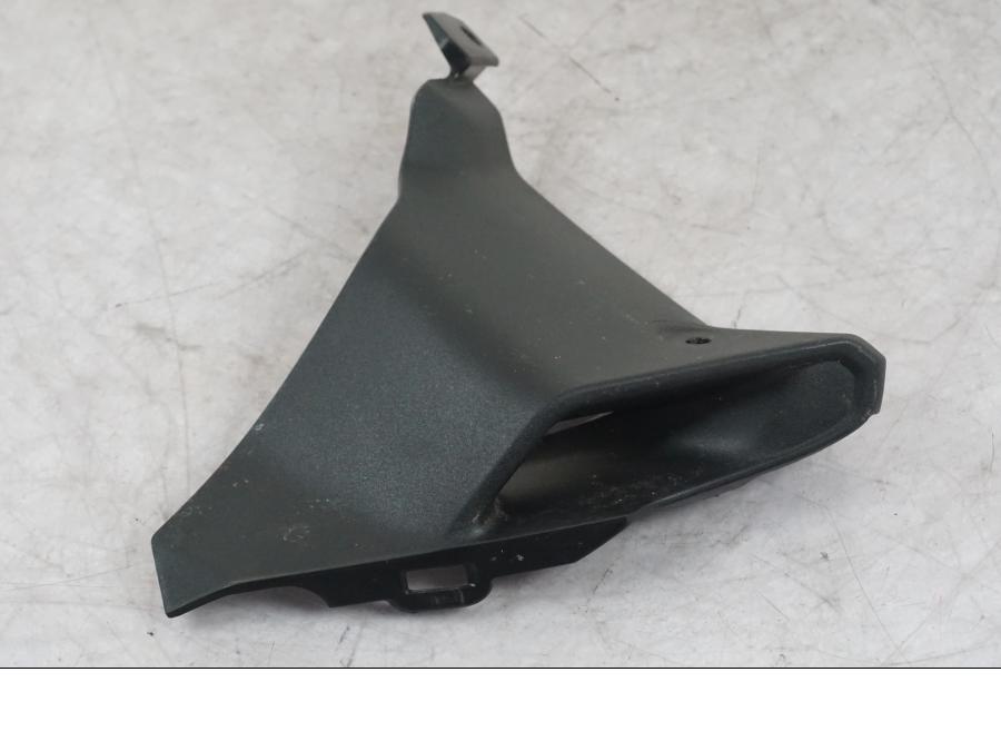 Baksidan på Sidkåpa innerplast från en Yamaha MT-09 -2024 motorcykel.