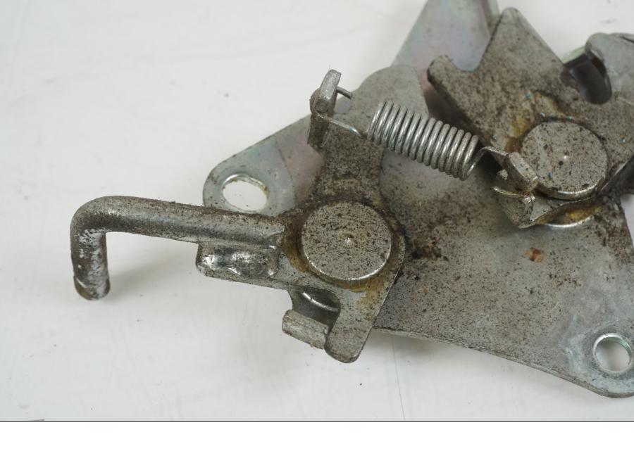 Höger sida på Sadellåsmekanism från en Honda CBR 125 R -2006 motorcykel.