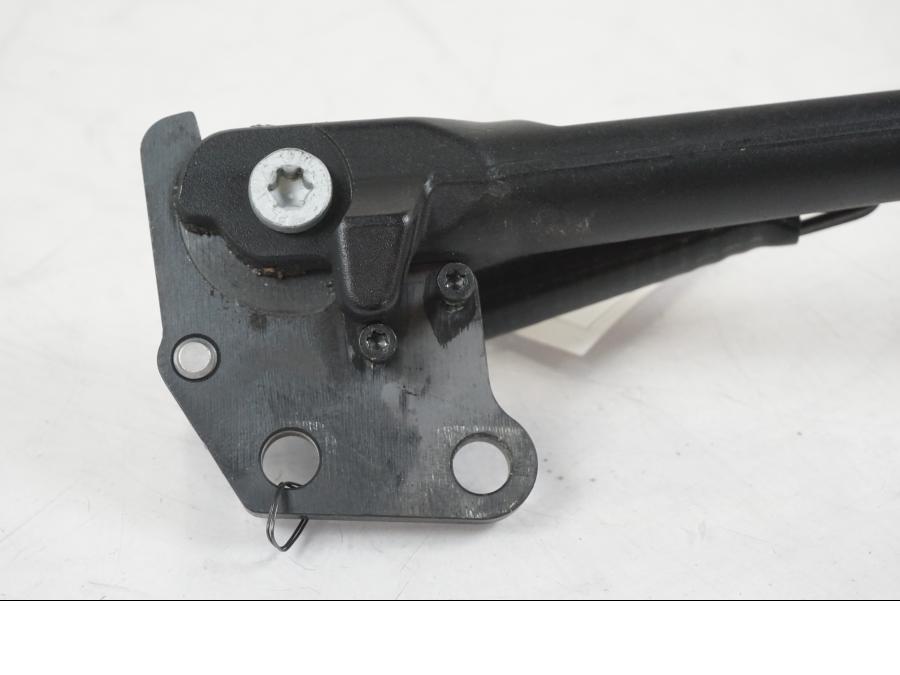 Snett nerifrån på Sidostöd från en KTM 1290 Super Duke R EVO -2023 motorcykel.