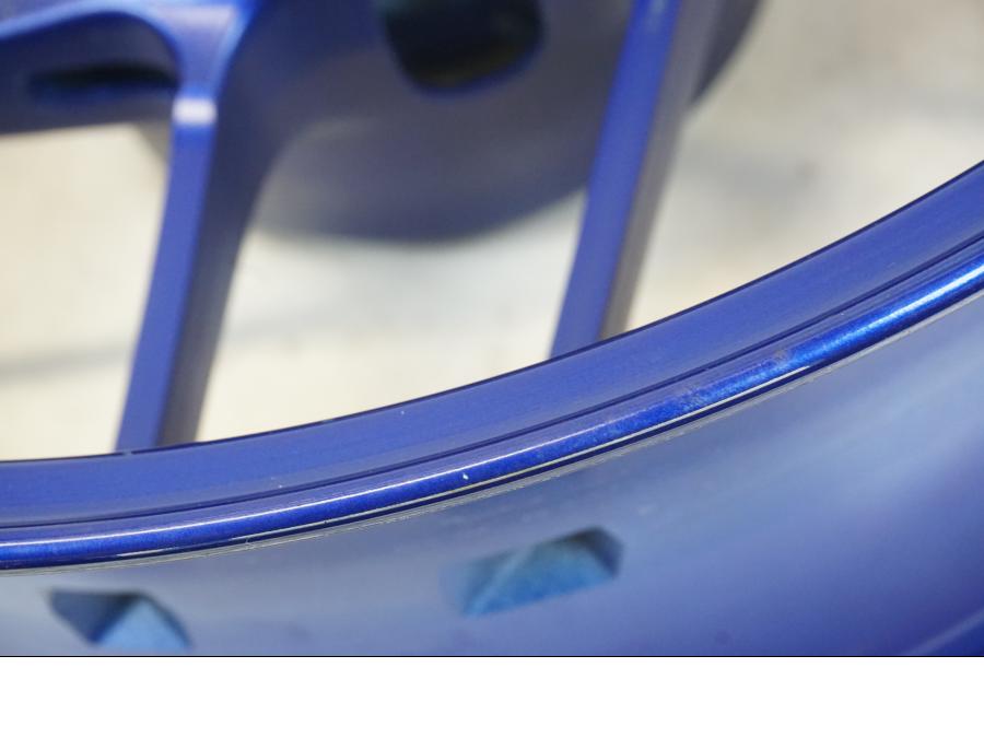 Snett nerifrån på Fälg från en Yamaha MT-09 -2021 motorcykel.