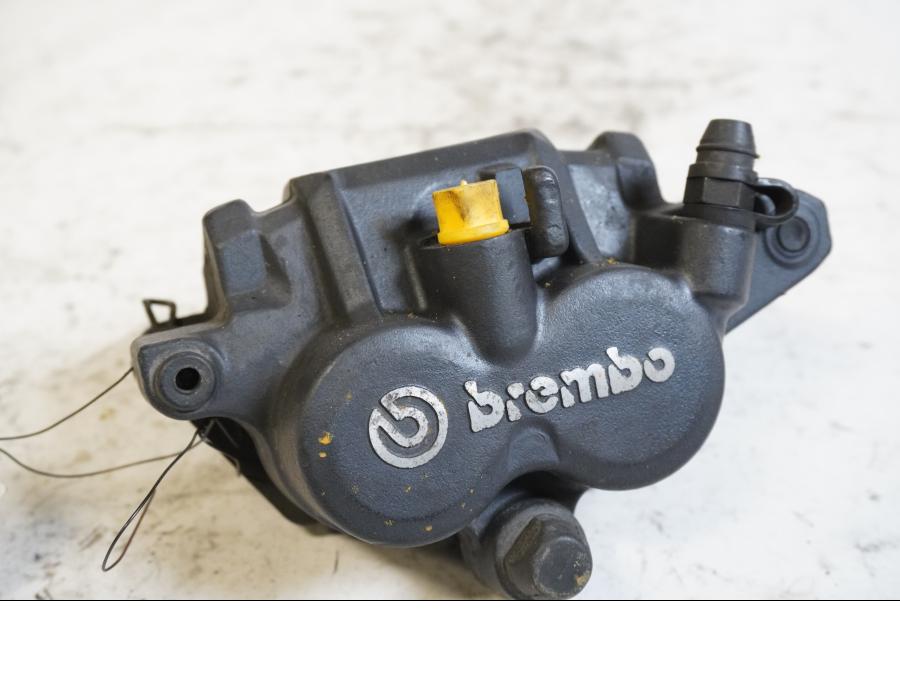 Framsidan på Bromsok från en BMW F 650 CS -2003 motorcykel.