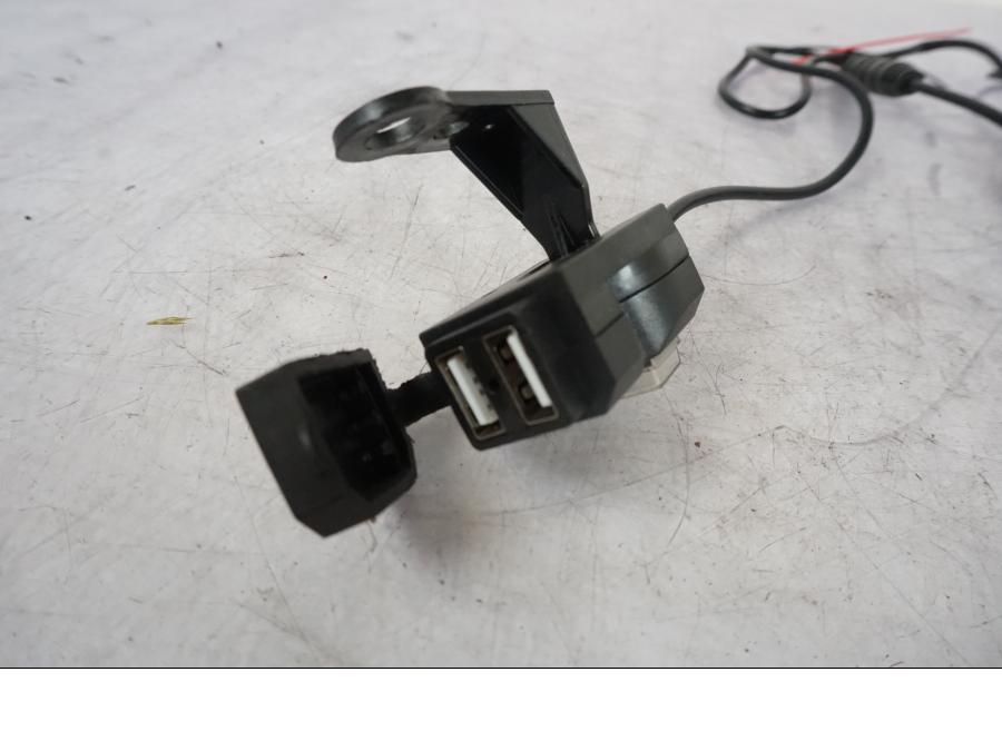 Höger sida på USB-uttag från en Kawasaki Z 800 -2014 motorcykel.