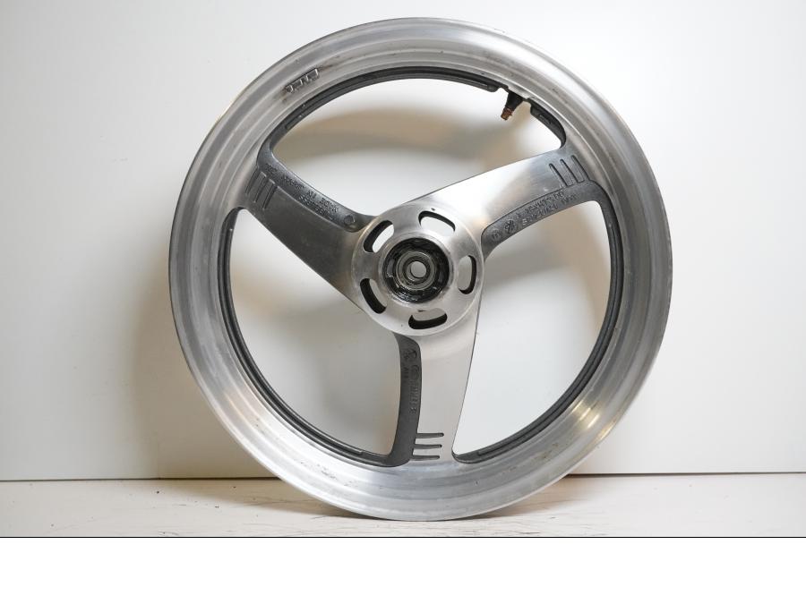 Framsidan på Fälg från en Suzuki VZ 800 -2002 motorcykel.