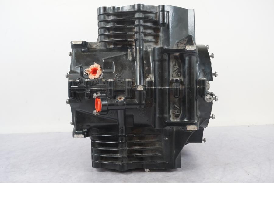 Snett nerifrån på Motorblock från en BMW R 1200 GSA -2014 motorcykel.