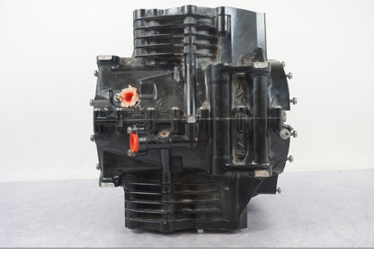 Snett nerifrån på Motorblock från en BMW R 1200 GSA -2014 motorcykel.