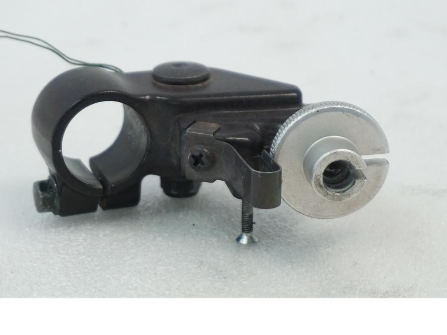 Vänster sida på Kopplingsklo från en Aprilia RSV 1000 -2010 motorcykel.