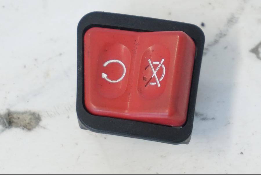 Snett uppifrån på Tryckknappsreglage från en Honda SH 300 A -2011 scooter.