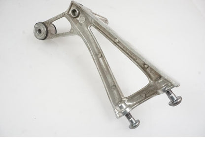 Höger sida på Fotpinnefäste från en Yamaha YZF R6 -2006 motorcykel.