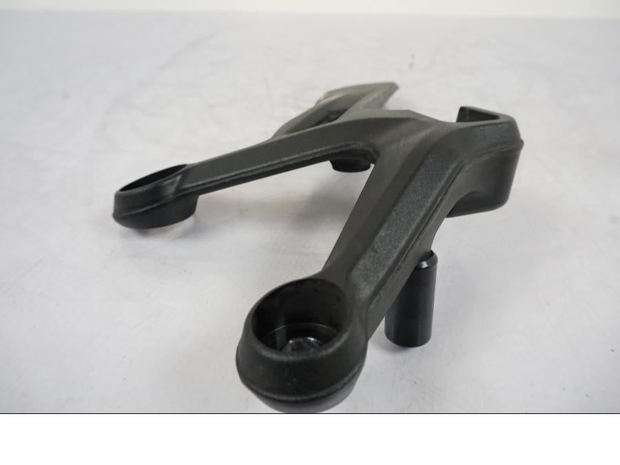 Vänster sida på Fotpinnefäste från en KTM 790 Duke -2019 motorcykel.