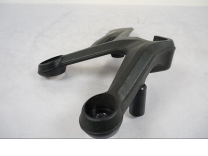 Vänster sida på Fotpinnefäste från en KTM 790 Duke -2019 motorcykel.