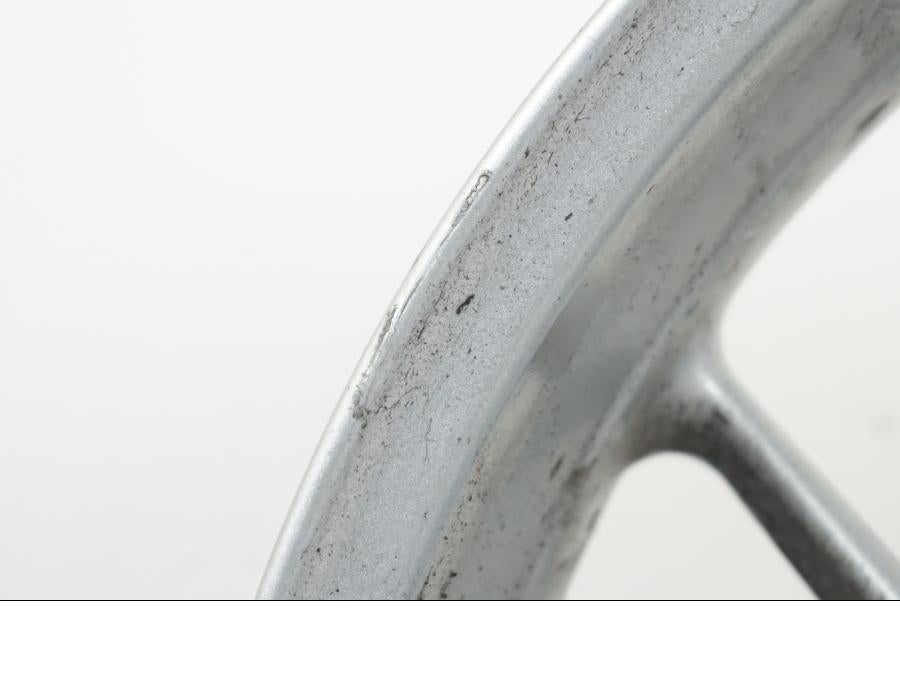 Höger sida på Fälg från en Triumph Tiger -2009 motorcykel.