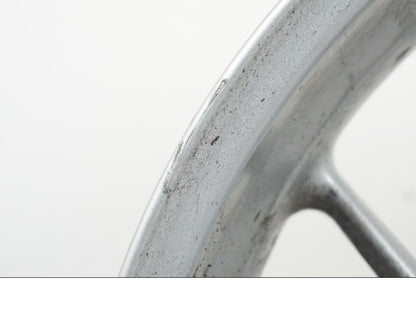 Höger sida på Fälg från en Triumph Tiger -2009 motorcykel.