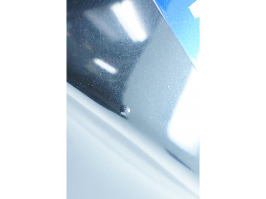 Snett nerifrån på Bensintank från en Yamaha YZF 1000 R -1997 motorcykel.