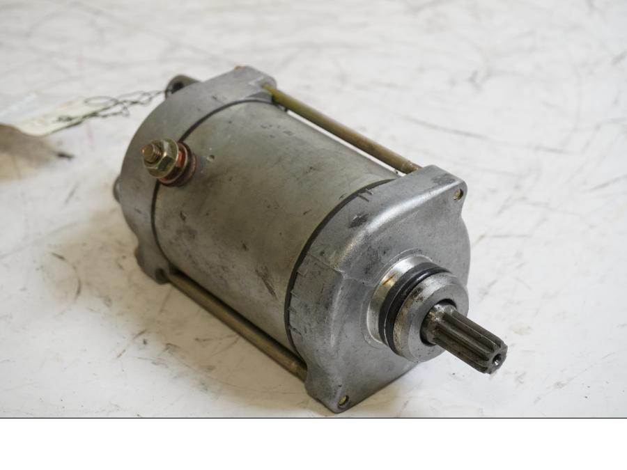 Framsidan på Startmotor från en Honda CB 900 F Hornet -2002 motorcykel.